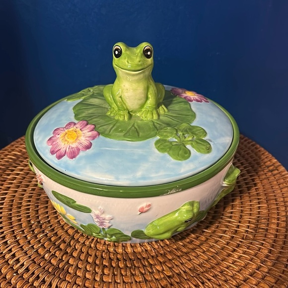 Rare KK Soup Tureen & Lid Hand-painted Embossed 3D Frog Ceramicware - Picture 1 of 7